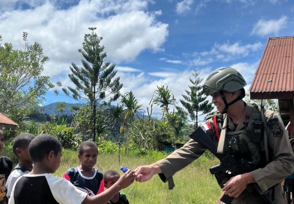 Jalin Keakraban dengan Warga, Satgas Ops Damai Cartenz Gelar Patroli Dialogis di Serambakon