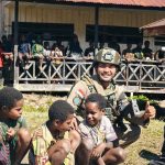 Satgas Damai Cartenz Tanamkan Semangat Belajar kepada Pelajar di Distrik Sinak