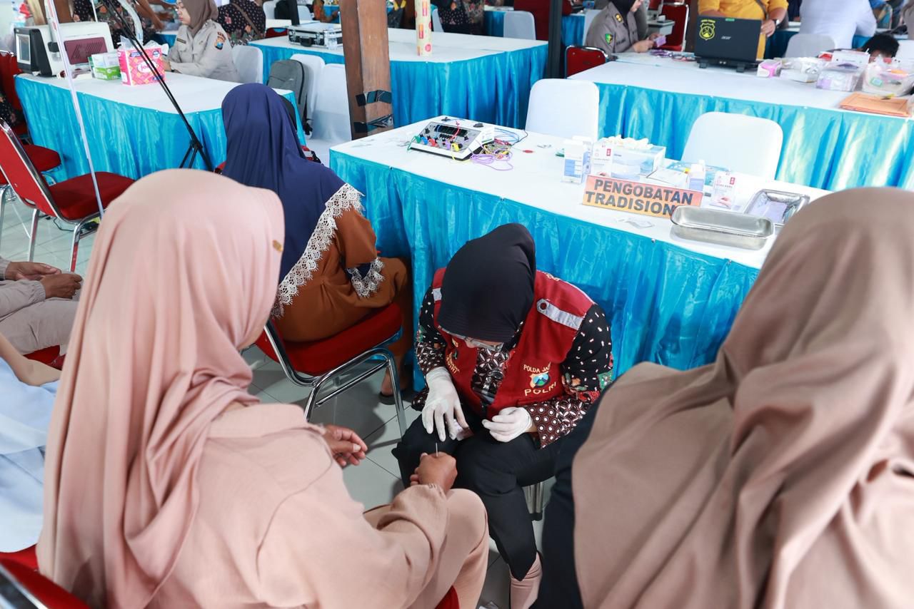 Polri Untuk Masyarakat : Polda Jatim Gelar Baksos dan Bakkes untuk Ribuan Warga di Nganjuk