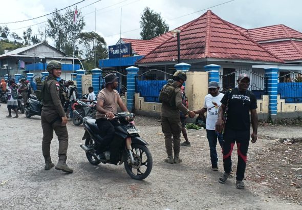 Patroli Humanis Satgas Damai Cartenz di Sugapa, Wujudkan Rasa Aman bagi Masyarakat