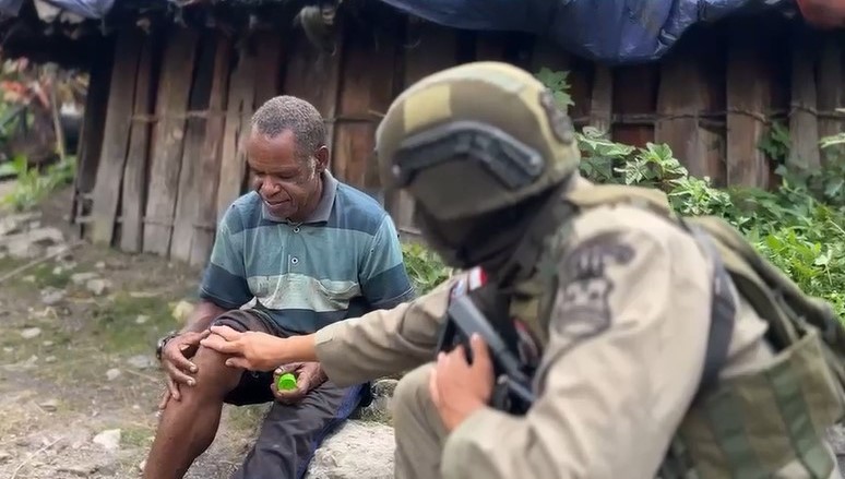 Patroli Humanis Satgas Ops Damai Cartenz-2026 di Sinak Perkuat Kedekatan dengan Masyarakat