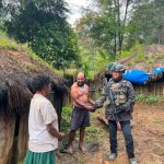 Menyapa dari Jantung Papua, Patroli Humanis Satgas Damai Cartenz Perkuat Kedekatan dengan Warga Ilaga