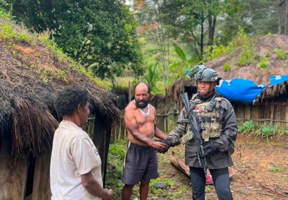 Menyapa dari Jantung Papua, Patroli Humanis Satgas Damai Cartenz Perkuat Kedekatan dengan Warga Ilaga