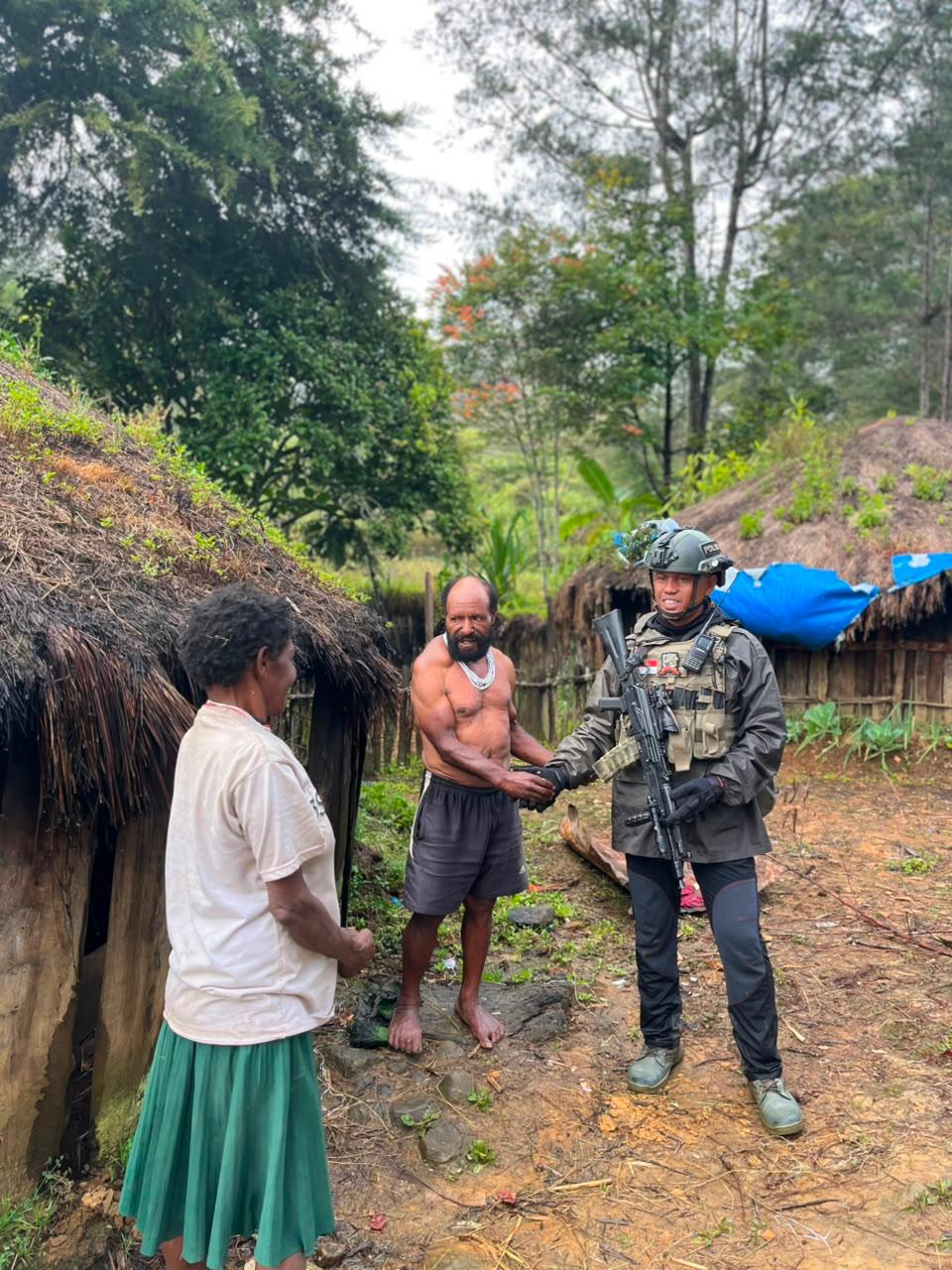 Menyapa dari Jantung Papua, Patroli Humanis Satgas Damai Cartenz Perkuat Kedekatan dengan Warga Ilaga