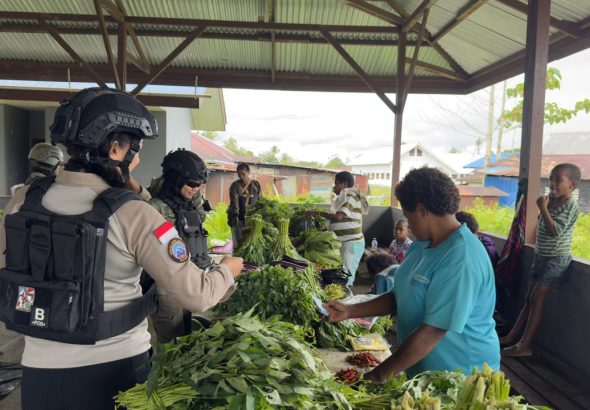 Di Balik Ramainya Pasar Keyabi Nduga, Senyum Mama Papua dan Polwan Damai Cartenz Rajut Rasa Aman dan Nyaman