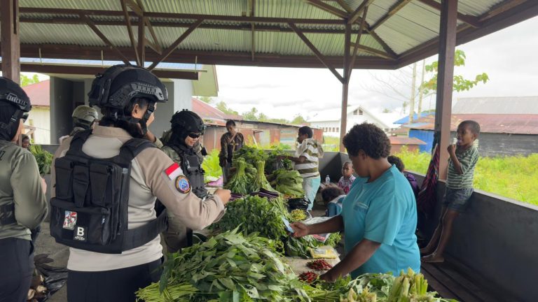 Di Balik Ramainya Pasar Keyabi Nduga, Senyum Mama Papua dan Polwan Damai Cartenz Rajut Rasa Aman dan Nyaman