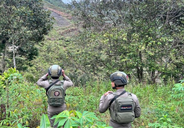 Patroli Jalan Kaki, Personel Ops Damai Cartenz Perkuat Keamanan dan Jalin Kedekatan dengan Warga Puncak Jaya