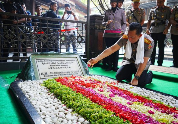 Jelang Hari Bhayangkara, Kapolri Ziarah ke Makam Gus Dur