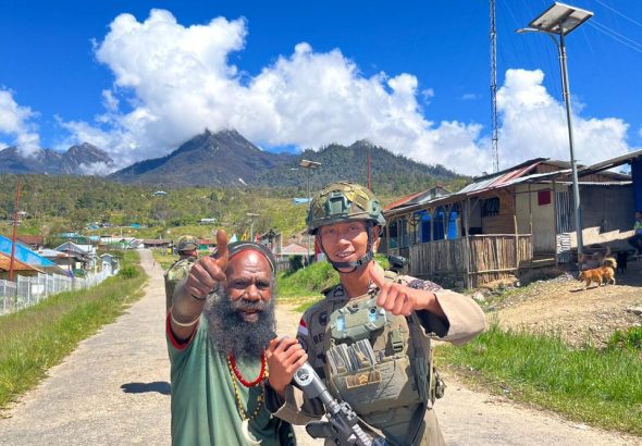 Hadir di Tengah Ketenangan Ibadah, Patroli Satgas Damai Cartenz Jaga Keamanan dan Pererat Kedekatan dengan Jemaat di Sinak
