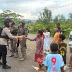 Hangatkan Hati Warga Nduga, Polwan Ops Damai Cartenz-2026 Bangun Kedekatan Melalui Aksi Humanis