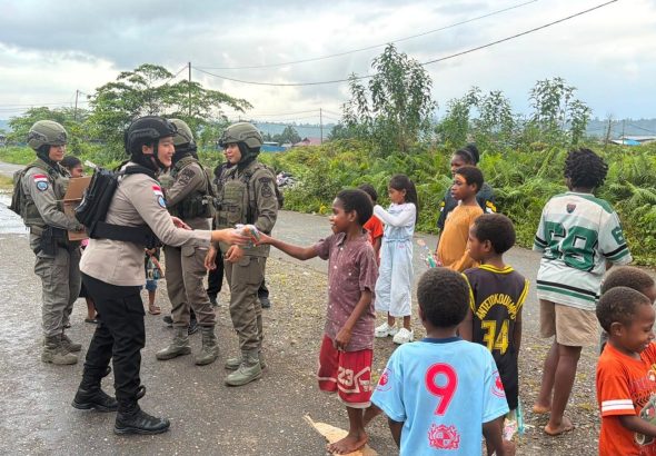 Hangatkan Hati Warga Nduga, Polwan Ops Damai Cartenz-2026 Bangun Kedekatan Melalui Aksi Humanis