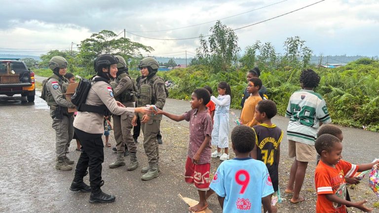 Hangatkan Hati Warga Nduga, Polwan Ops Damai Cartenz-2026 Bangun Kedekatan Melalui Aksi Humanis