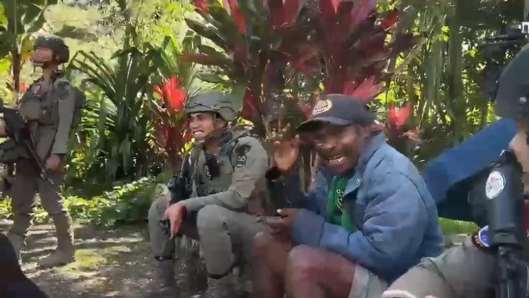 Menembus Medan Puncak Jaya, Patroli Humanis Satgas Damai Cartenz Hadirkan Rasa Aman bagi Warga