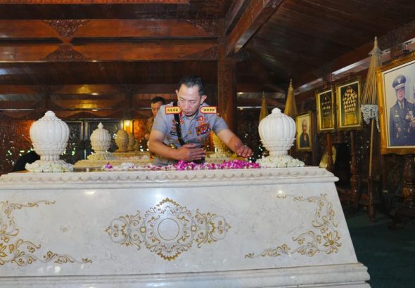 Usai Soekarno dan Gus Dur, Kapolri Ziarah-Tabur Bunga ke Makam Soeharto
