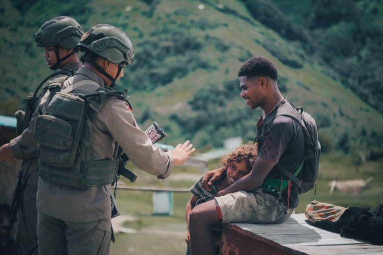 Patroli Humanis Ops Damai Cartenz 2026 Perkuat Stabilitas Keamanan di Distrik Kiwirok