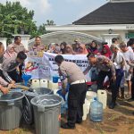 Ditlantas Polda Lampung Salurkan 16.000 Liter Air Bersih untuk 100 KK di Pesawaran Sambut Hari Bhayangkara ke-80