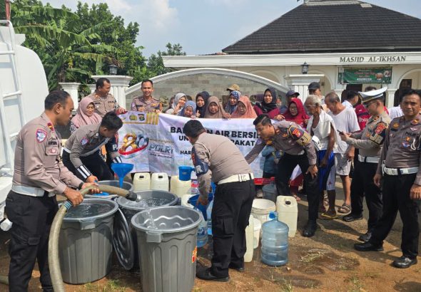 Ditlantas Polda Lampung Salurkan 16.000 Liter Air Bersih untuk 100 KK di Pesawaran Sambut Hari Bhayangkara ke-80